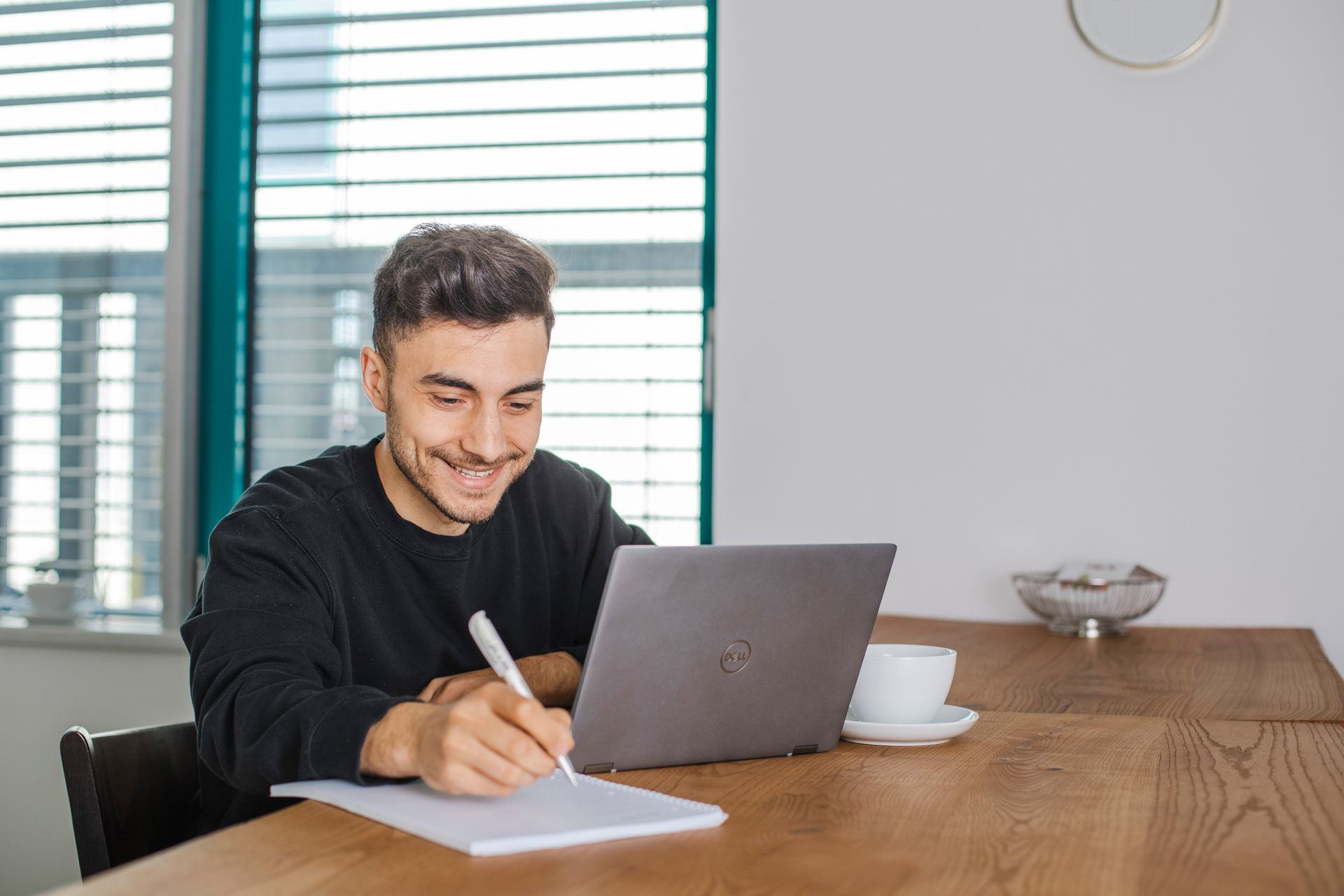 img-de-mitarbeiter-laptop-homeoffice img-de-mitarbeiter-laptop-homeoffice