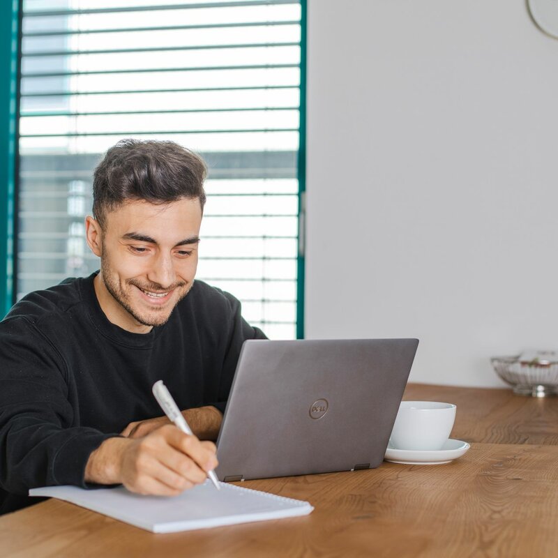 img-de-mitarbeiter-laptop-homeoffice