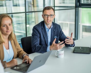 img_de_Kommunikation-Besprechung