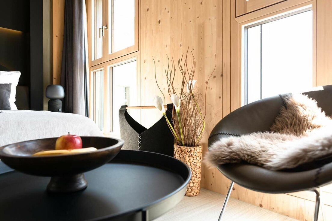 hoho-hotel_zimmer-holzwand-c-simaprodinger_2