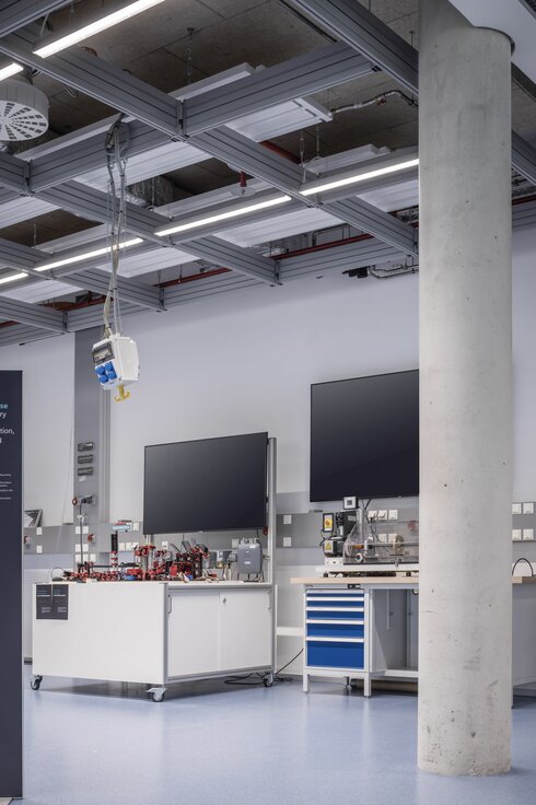 img-de-forschungsraeume-garching-click-and-load-installationsraster-4