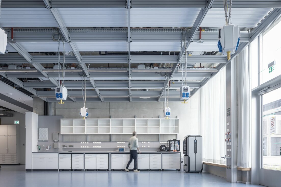 img-de-forschungsraeume-garching-click-and-load-installationsraster-12