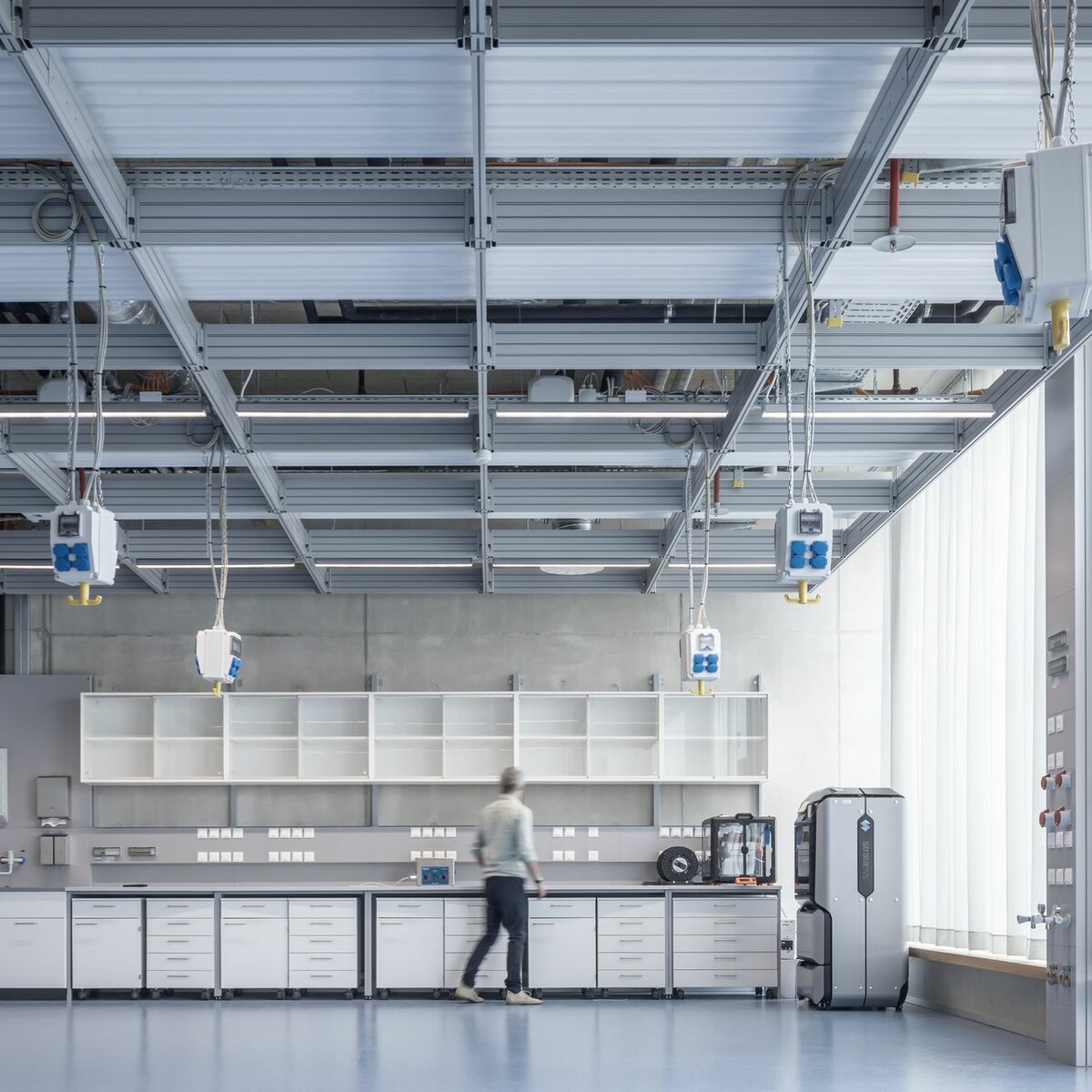 img-de-forschungsraeume-garching-click-and-load-installationsraster-12