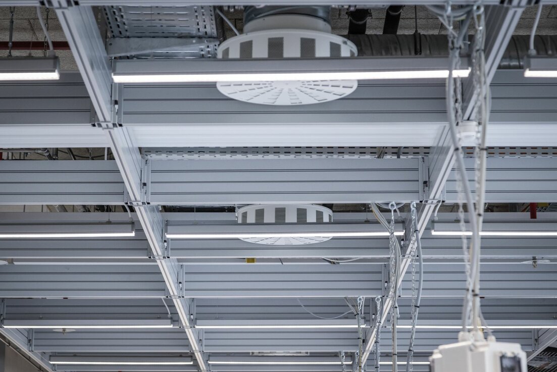 img-de-forschungsraeume-garching-click-and-load-installationsraster-10