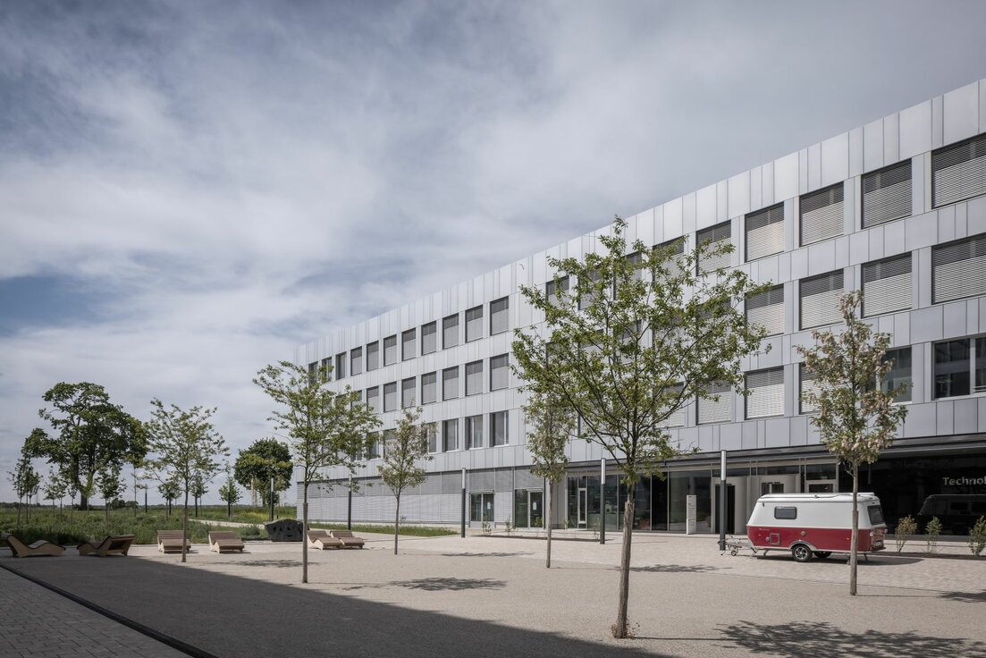 img-de-forschungsraeume-garching-click-and-load-installationsraster-26