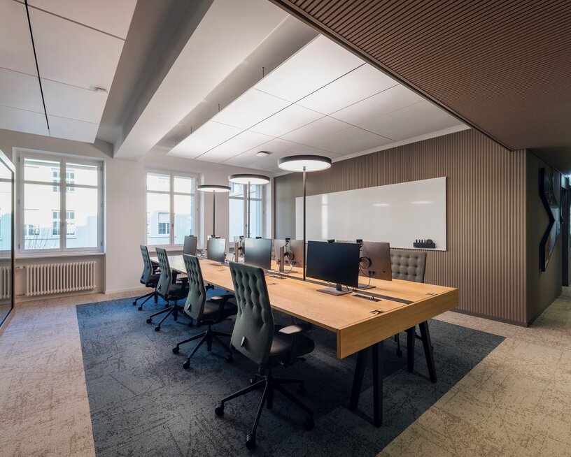 Moderne Büroinsel mit acht Arbeitsplätzen in hell gestaltetem Raum mit Holzoptik und warmem Ambiente | © Fotos: Peter Würmli © Evolution Design