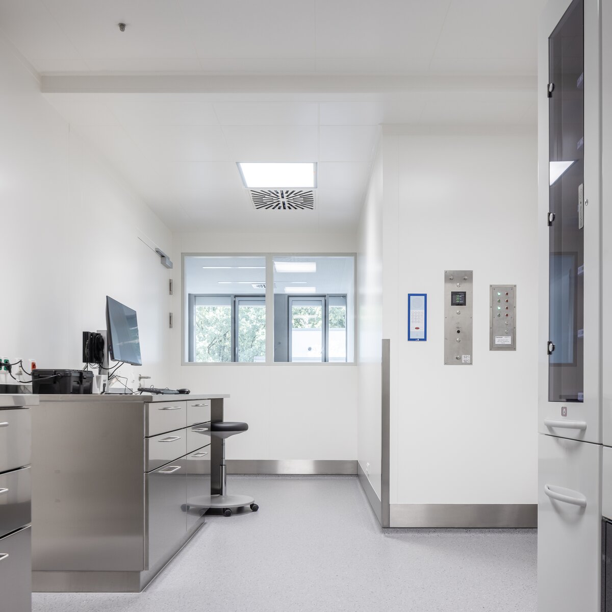Minimalistisch gestaltetes Reinraumlabor mit Edelstahlmöbeln, heller Beleuchtung und ergonomischem Arbeitsplatzdesign in der Zentralapotheke des DONAUISAR Klinikums.. | © © www.Lindner-Group.com