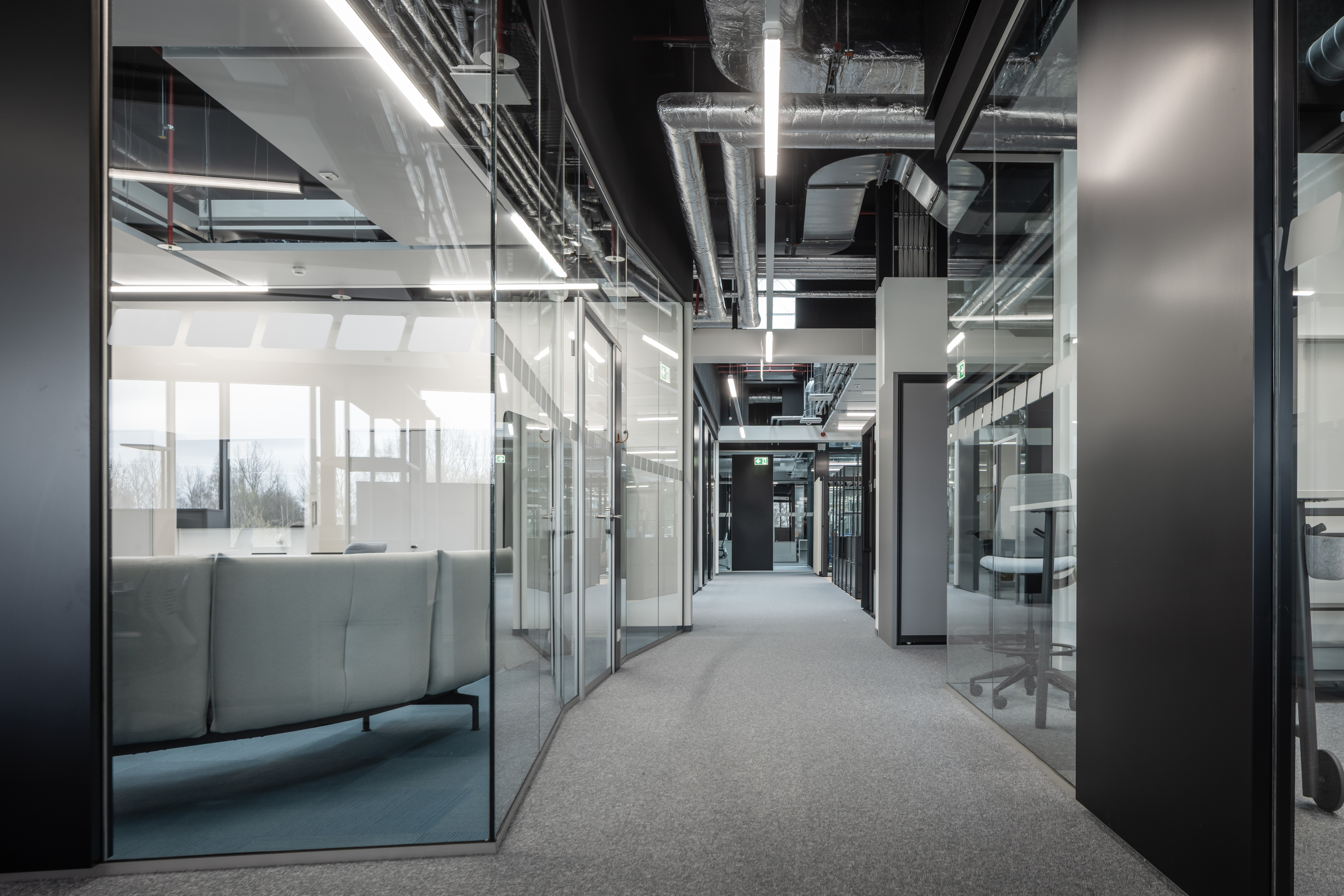 Flurbereich im Neubau von Endress+Hauser in Waldheim mit schwarzen Lindner Glastrennwänden im Industrial Style, transparente Büro- und Besprechungsbereiche | © © www.Lindner-Group.com