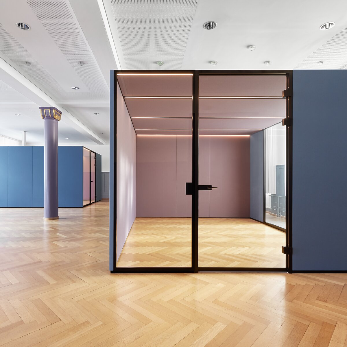Modulare Raum-in-Raum Systeme der Lindner Group: CAS Rooms in Rosa und Blau strukturieren einen revitalisierten offenen Arbeitsbereich mit integrierter Licht- und Lüftungstechnik. | © © Carolin Wengert | architekten keller daum