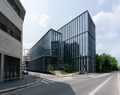 Außenansicht des Bürogebäudes Lybra in Mailand mit markanter Glasfassade an der Via Confalonieri 29 und kreuzender Straße. | © © Paolo Riolzi studio