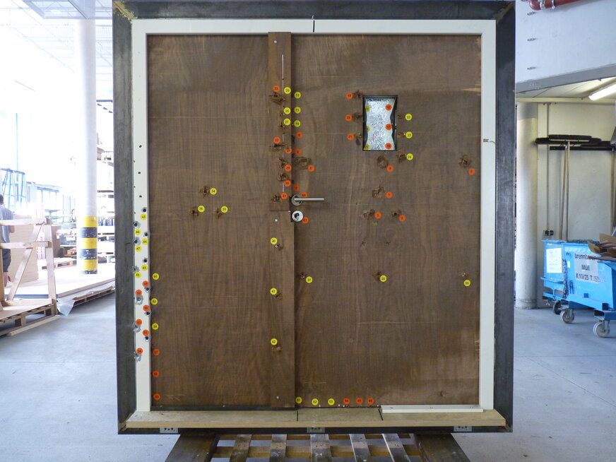 Rückseite einer beschusshemmenden Türe nach Prüfung.