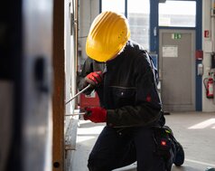 Einbruchversuch am Schloss einer Türe mit Werkzeug.