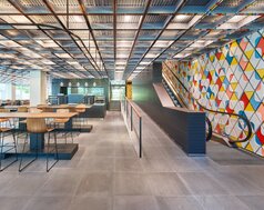 referenz_klubhaus_7_1 | © © Swiss Re / Fotografie: Luca Zanier, 2020 / Kunst: Tobias Rehberger, 2020